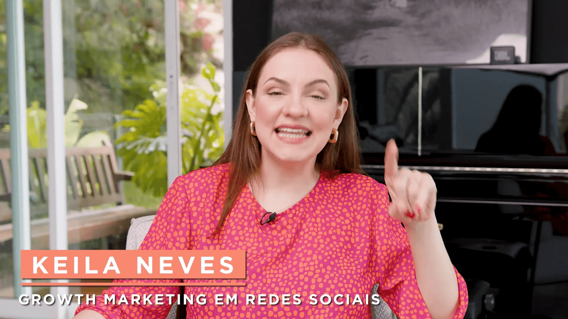 Keila Neves apresentando-se